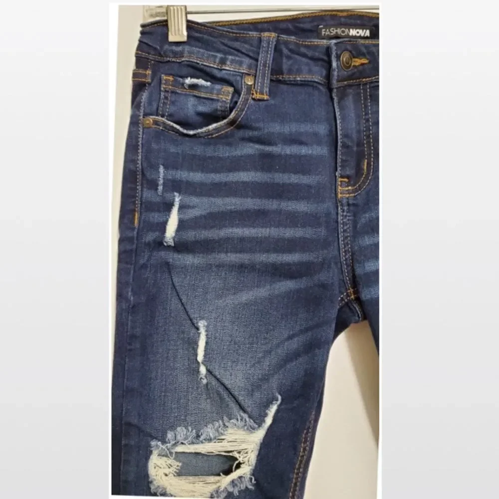 Fashion Nova Size 7 Mid Rise Skinny Blue Jeans